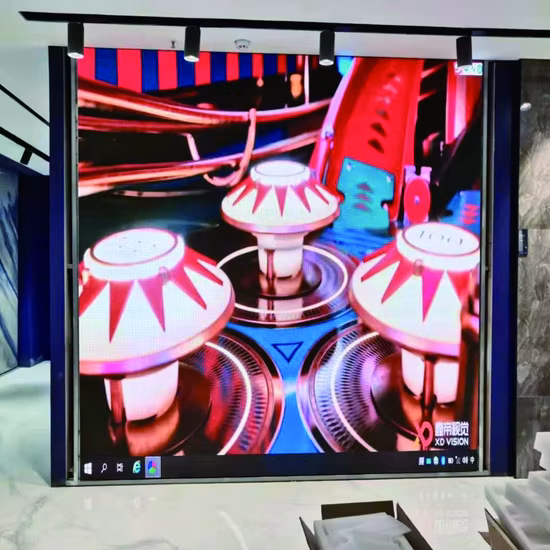 Il modulo schermo per interni P2.5 di vendita calda viene utilizzato per pubblicizzare il display a LED per interni dell'hotel Plaza dello shopping sullo sfondo del palco